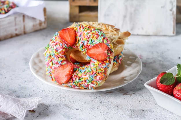 Mélange de beignets sucrés multicolores avec des paillettes colorées