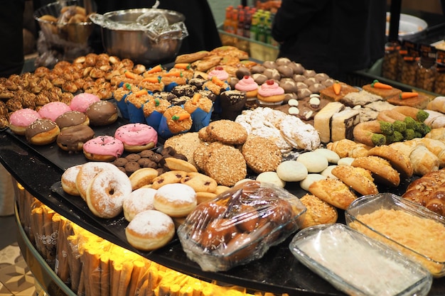 Mélange de biscuits sucrés à la boulangerie