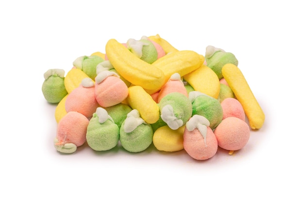 Mélange de bonbons colorés à la gelée et de guimauves isolés sur fond blanc