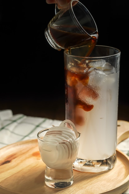 Mélange de café frais avec du jus de noix de coco sucré.