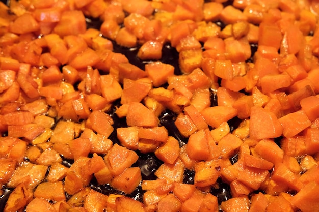Photo mélange carottes hachées frites dans une poêle jus frais râpé carottes rôties dans une huile de cuisson nourriture fond orange carottes râpées cuisson rôti faire sauter les légumes pour la soupe viande salade chaude