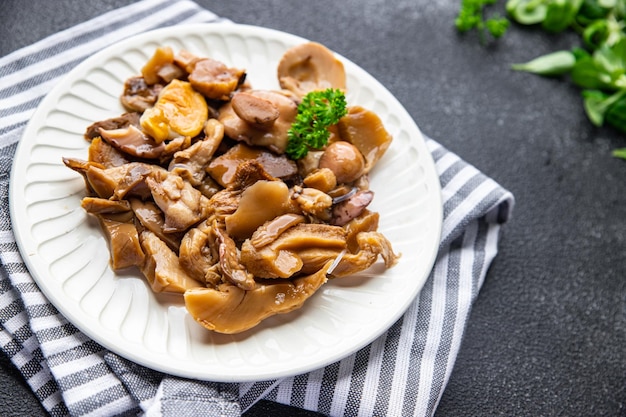 mélange de champignons marinés différents types de collations délicieuses repas sains collations alimentaires sur la table