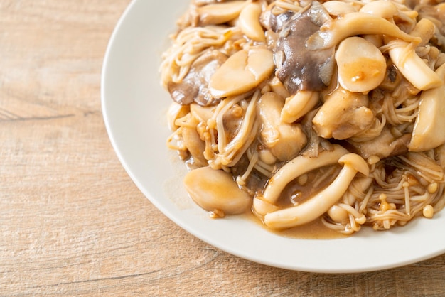 Mélange de champignons sautés à la sauce d'huîtres