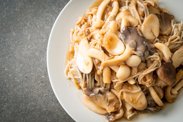 Mélange de champignons sautés à la sauce d'huîtres