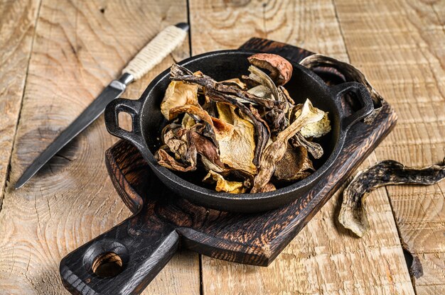 Mélange de champignons séchés sauvages hachés dans une casserole