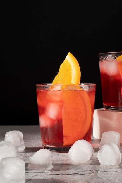 Mélange de cocktails dans des verres avec des glaçons et des tranches d'orange