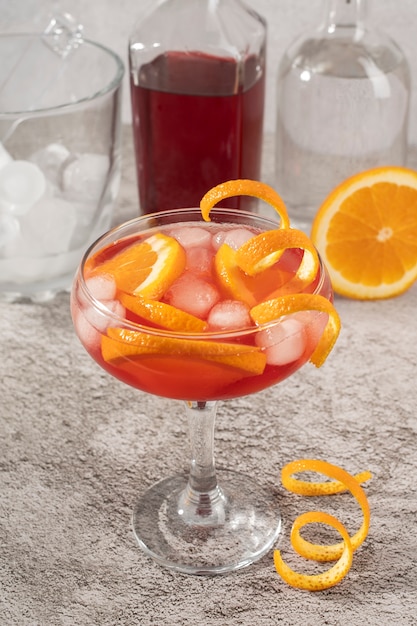 Mélange de cocktails dans des verres avec des glaçons et des zestes d'orange