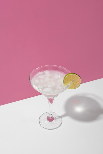 Photo mélange de cocktails dans des verres avec une tranche de citron vert