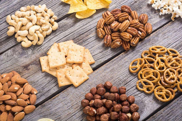 Mélange de collations bretzels crackers chips noix et nachos