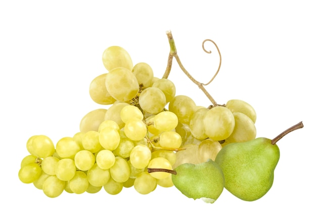 Un mélange coloré de fruits frais comme les raisins et les poires