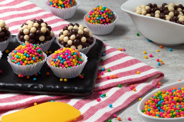 Photo mélange de composition de brigadier brésilien (brigadeiro).