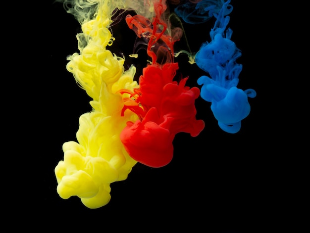 Mélange de couleurs abstraites, goutte de peinture de mélange de couleurs d'encre tombant sur l'eau Encre colorée dans l'eau, gouttes de couleur dans l'eau, isolé