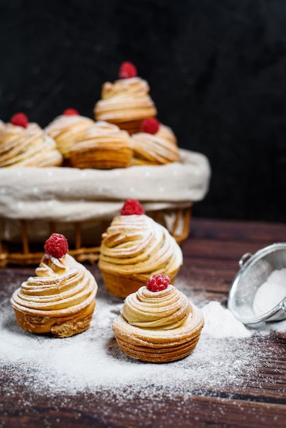 mélange de croissants et de muffins.