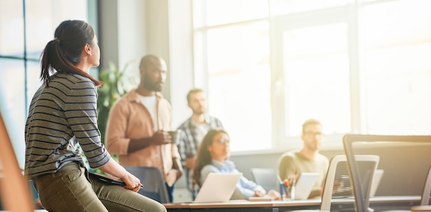 Mélange culturel de jeunes travaillant en entreprise