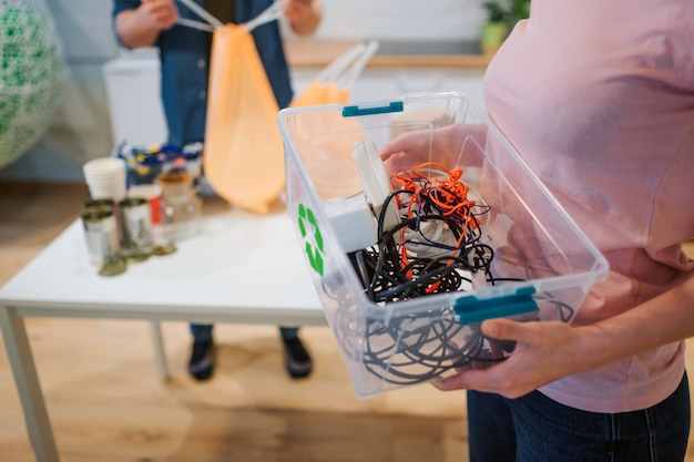 Mélange de déchets électroniques en gros plan de contaner en plastique