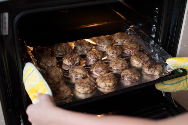 Un mélange de dessert de cuisson est placé sur une casserole de fer dans le four