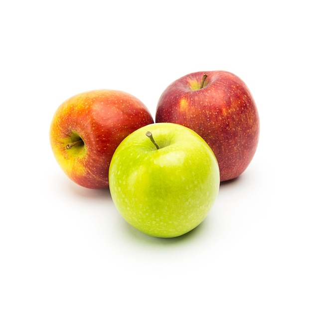 Un mélange de différentes variétés de pommes isolées sur fond blanc. Pris en studio avec une marque 5D III.