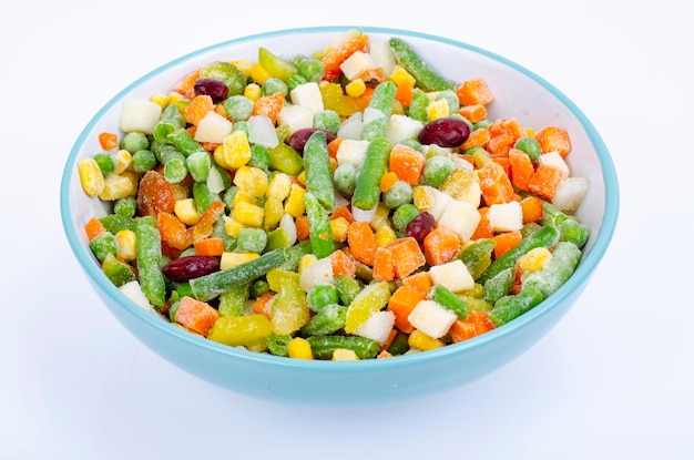 Mélange de différents légumes surgelés, alimentation saine, conservation des vitamines. Studio photo