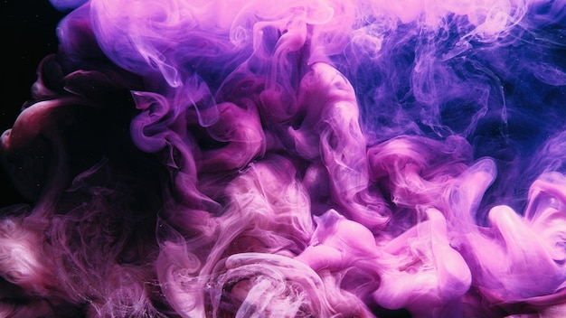Mélange d'eau d'encre d'éclaboussure de peinture de fumée de couleur rose bleu