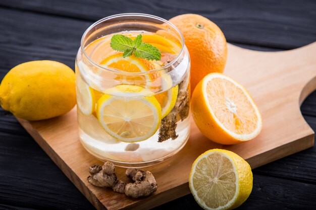 Mélange d'eau infusée de citron, orange et gingembre