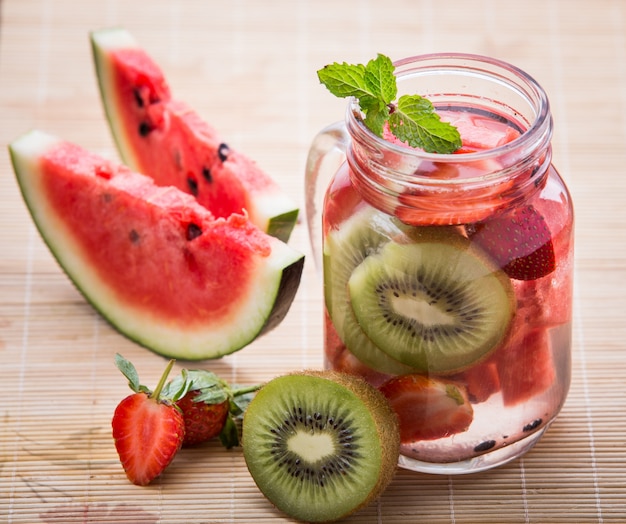 Mélange d'eau infusée de fraise, pastèque et kiwi