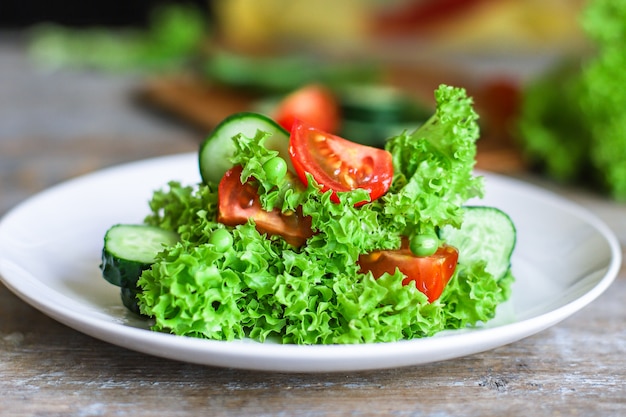 Photo mélange de feuilles de légumes salade saine