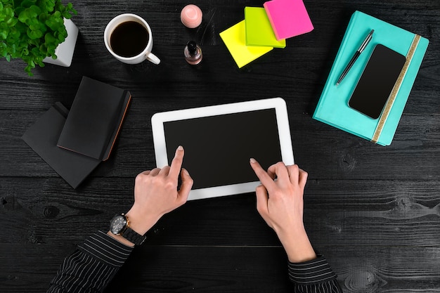 Mélange de fournitures de bureau et de gadgets sur un fond de bureau en bois vue d'en haut