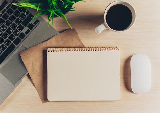 Mélange de fournitures de bureau et de gadgets sur un fond de table en bois