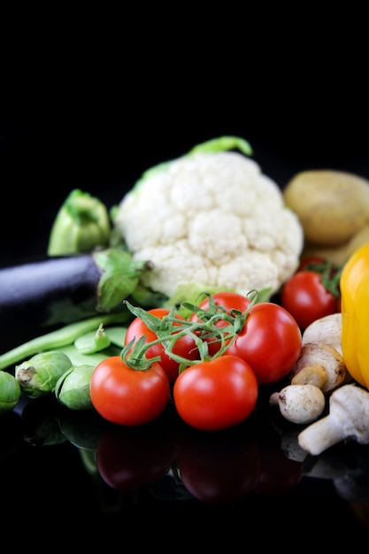 Mélange frais et sain de composition de légumes crus Photo