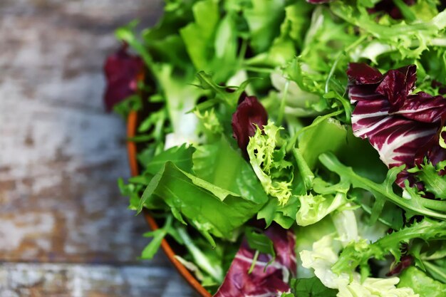 Mélange frais de salades dans un bol Macro