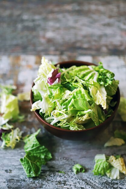 Mélange frais de salades dans un bol