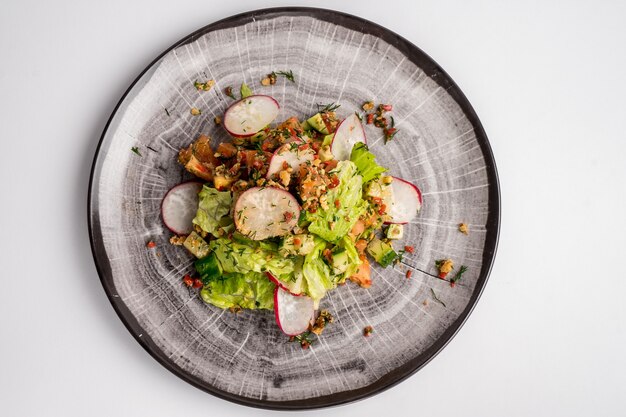 Mélange frais de salades avec des légumes sur une assiette Vue de dessus Espace pour le texte