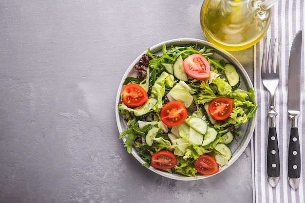 Mélange frais de salades avec des légumes sur une plaque Vue de dessus