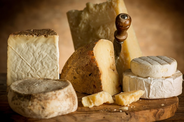 Mélange de fromage italien sur une planche à découper