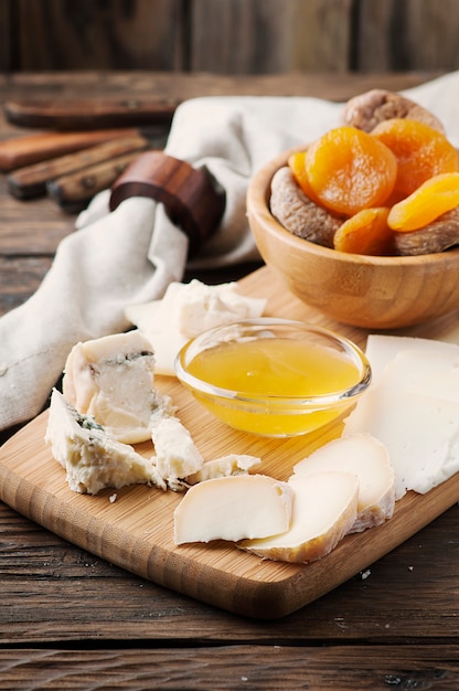 Mélange de fromages différents avec du miel