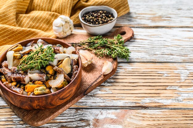 Photo mélange de fruits de mer dans un bol en bois