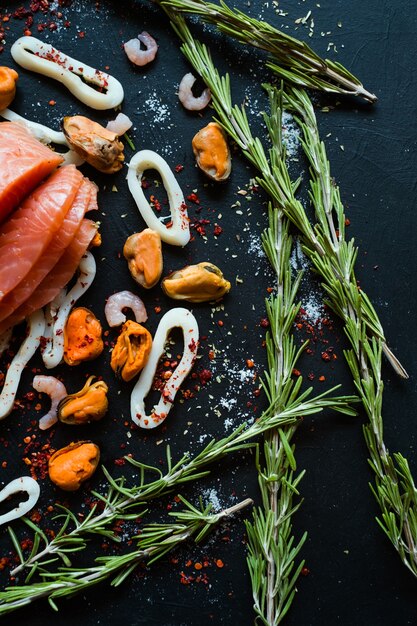 Mélange de fruits de mer sur une surface sombre. Cuisine asiatique. Alimentation saine. Concept de régime alimentaire