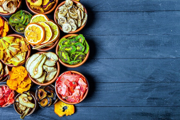 Photo mélange de fruits secs assortis sains biologiques se bouchent. collations aux fruits secs. pommes séchées, mangue, feijoa, abricots secs, pruneaux vue de dessus