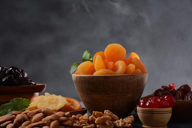 Mélange de fruits secs et séchés au soleil dans des plateaux en bois Vue d'en haut Symboles de la fête juive de Tu BiShvat