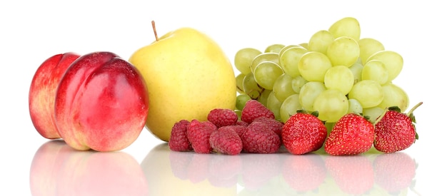 Mélange de fruits sucrés mûrs et de baies isolées sur blanc