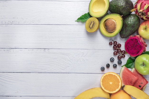 Mélange de fruits tropicaux exotiques sur un bois blanc