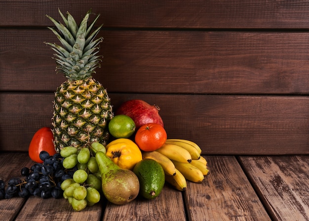 Mélange de fruits tropicaux exotiques colorés juteux frais sur fond de bois