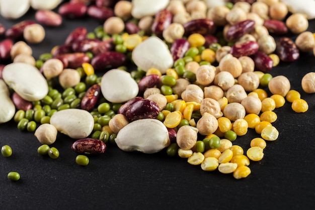 Mélange de haricots sur une table en bois