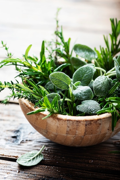 Mélange d'herbes dans un bol en bois