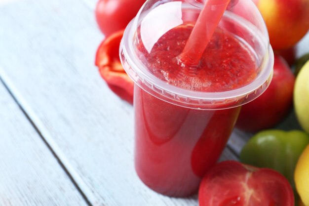 Mélange de jus frais fruits et légumes boisson saine sur table en bois sur fond clair