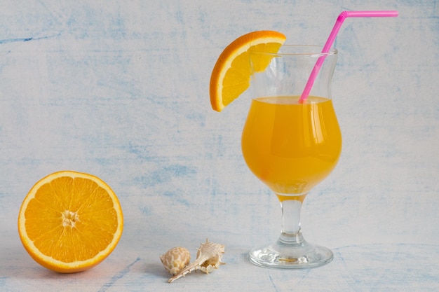 Mélange de jus d'orange avec des morceaux d'orange