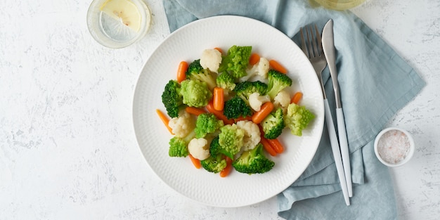 Mélange de légumes bouillis sur une assiette