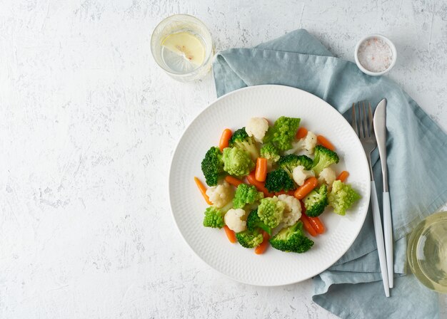 Mélange de légumes bouillis sur une assiette