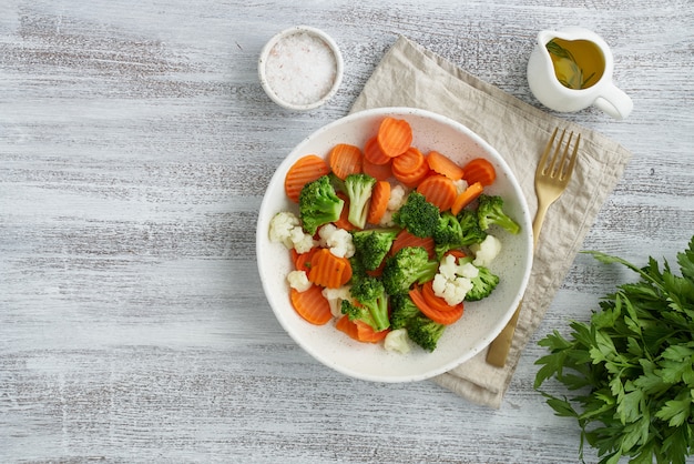 Mélange de légumes bouillis. Brocoli, carottes, chou-fleur. Légumes à la vapeur