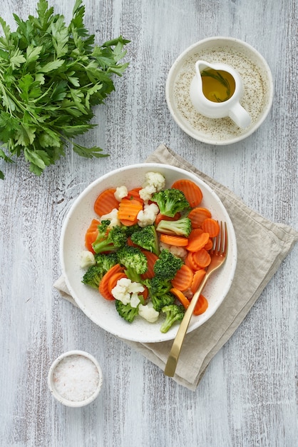 Mélange de légumes bouillis. Brocoli, carottes, chou-fleur. Légumes à la vapeur